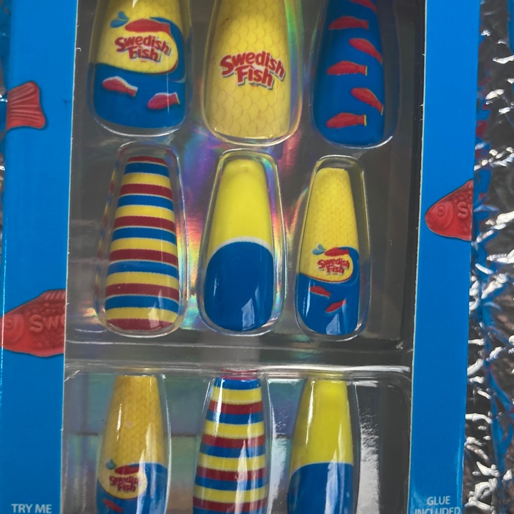 FINAL DROP🚨New faux nail press on Swedish fish limited edition 10 reusable nail